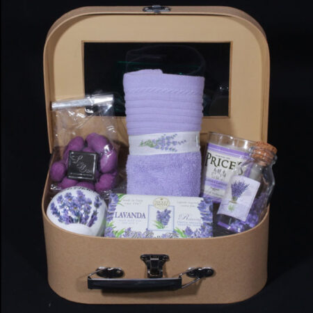 Cadeaupakket voor vrouw - Koffertje genieten met Lavendel. Een uniek koffertje gevuld met heerlijke ne ontspannende Lavendel producten