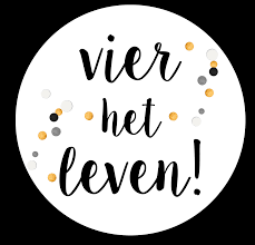 Goed gevulde delicatessenmand - genieten met elkaar. Een mand vol met lekkernijen om samen van te genieten. 
