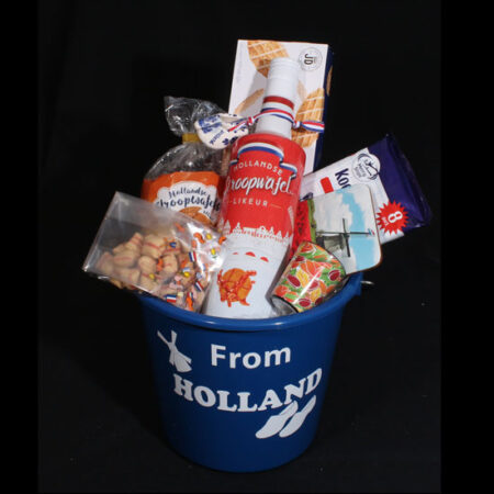 Hollands stroopwafel cadeau met stroopwafel likeur en stroopwafels. Een emmer vol Hollandse lekkernijen en heerlijk stroopwafel likeur