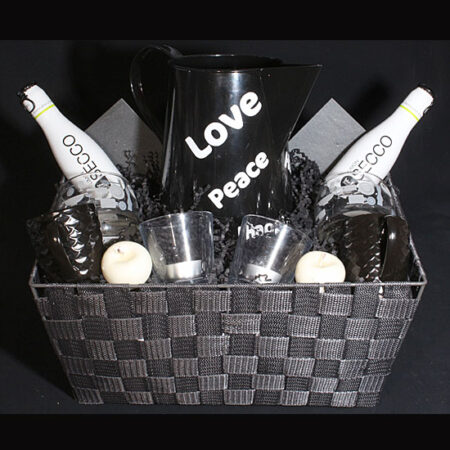 Geschenkmand voor Huwelijk - Love, Peace. Happinesse, Joy, Harmony. Deze dingen wens je toch kersvers Bruidspaar toe.