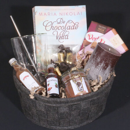 Geschenkpakket genieten met boek, chocolade en chocolademelk. Lekker relaxen met een boek, chocolademelk en lekkere chocolade dat is een genot