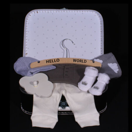 Kraamcadeau unisex jongen meisje - babykoffertje Hello World. Een leuk grijs-wit babykoffertje gevuld met unisex baby kleertjes