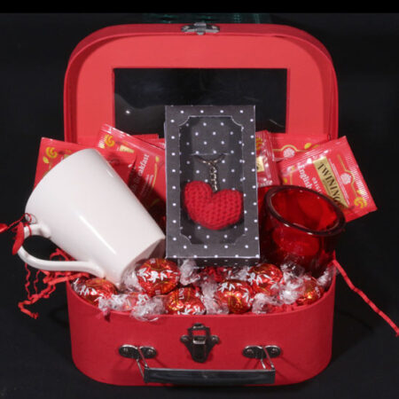 Cadeaukoffertje voor vrouw - Love en thee in een koffertje voor de liefste. Een leuk rood koffertje gevuld met Love voor de liefste vrouw van de wereld