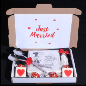 Huwelijkscadeautje per post - Just Married. Feliciteer het aanstaande bruidspaar een met een leuk brievenbus huwelijkscadeautje. Leuker dan een kaart.