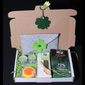 Brievenbuscadeautje veel geluk - Klavertje vier brengt geluk. Kan zij wel wat geluk gebruiken. Stuur haar dan dit geluks cadeautje per post