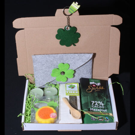 Brievenbuscadeautje veel geluk - Klavertje vier brengt geluk. Kan zij wel wat geluk gebruiken. Stuur haar dan dit geluks cadeautje per post