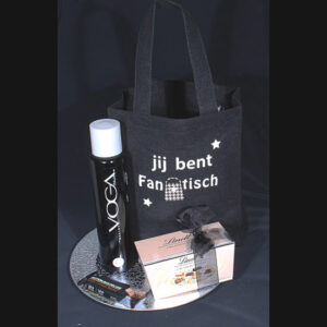 Cadeaupakket voor vrouw met rode wijn - Jij bent fantastisch. Een mooie zwarte Jij bent fantastisch shopper met een luxe fles Merlot en bonbons