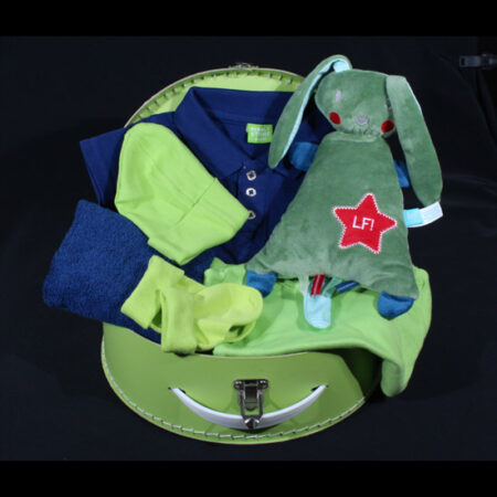 Geboortekoffertje voor jongen - Geboortecadeau Hello Boy. Een leuk groen half rond koffertje met de tekst Boy gevuld met mooie kleertjes en knuffel