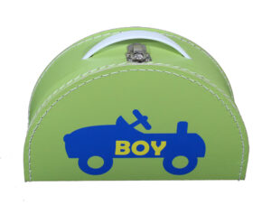 Geboortekoffertje voor jongen - Geboortecadeau Hello Boy. Een leuk groen half rond koffertje met de tekst Boy gevuld met mooie kleertjes en knuffel