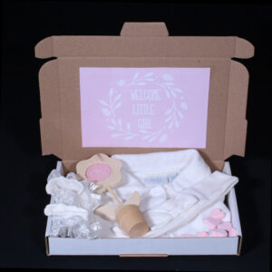 Geboortecadeautje voor een meisje - Welcome little Girl. Een schattig rompertje van Feetje en haarbandje met strikje voor de kleine meid