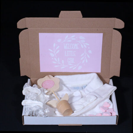 Geboortecadeautje voor een meisje - Welcome little Girl. Een schattig rompertje van Feetje en haarbandje met strikje voor de kleine meid