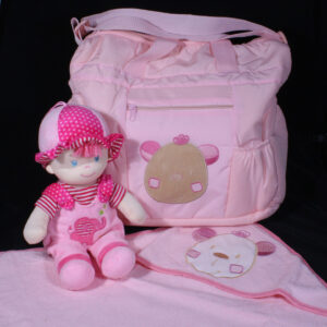 Geboortecadeau voor meisje - Roze luiertas met badcape. Een superhandige luiertas met bijpassende badcape en lieve pop voor der kleine meid