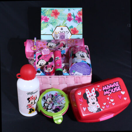 Kindercadeautje met allemaal Minnie Mouse artikelen. Leuk mandje vol met leuke spullen van Minnie Mouse. Vrolijk cadeautje voor een ziek of jarig kind