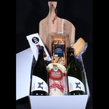 Luxe borrelbox met rode en witte wijn en delicatessen. Een geweldig cadeau voor de Kerst of als bedankje, voor verjaardag of relatie. Altijd succes