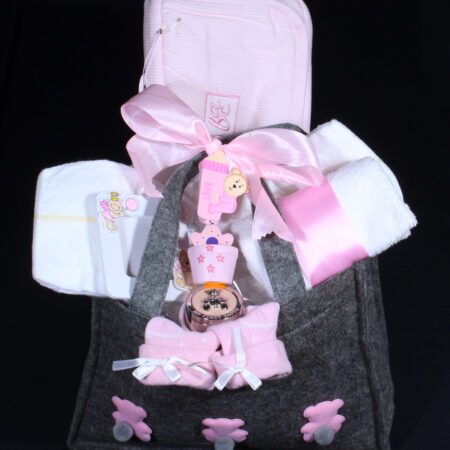 Cadeautje voor geboorte meisje - Babytasje gevuld. Een schattig vilten tasje met beertjes en gevuld met leuke babyspullen voor de kleine meid