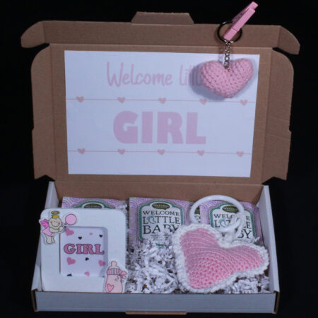 Klein geboorte cadeautje meisje - Welcome Little Girl. Zo'n leuk geboortecadeautje ontvangen in de brievenbus, dat is pas echt leuk na de geboorte