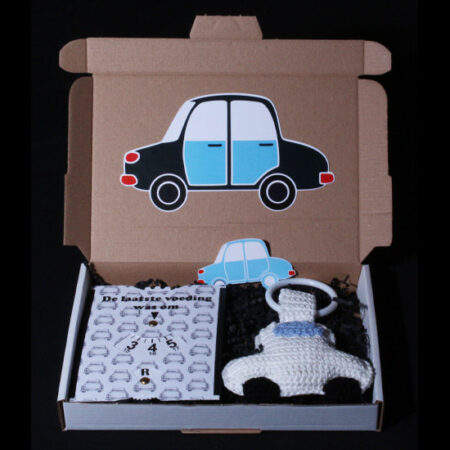 brievenbuspakketje-voor-zwangerschap-of-geboorte-jongen. Een leuke borstvoeding parkeerkaart en een leuke auto bijtring met piepgeluid