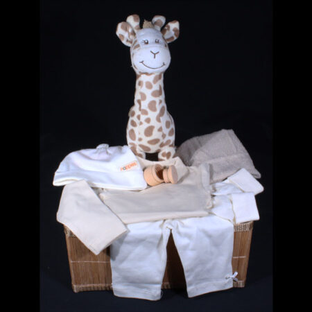 Geboortecadeau meisje - Geboortemand meisje - Gina. Een leuke bamboe mand gevuld met neutrale meisjes kleertjes en schattige giraffe knuffel