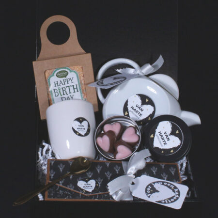 Thee verjaardagscadeau voor vrouw - Kadootje voor jou. Dit is nou echt een origineel verjaardagscadeau voor een vrouw met theepot en lekkernijen