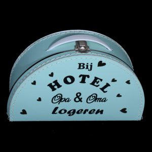 Koffertje logeren bij Hotel Opa & Oma - altijd open! Met dit originele koffertje kan je de aanstaande Opa & Oma op een bijzondere manier feliciteren.