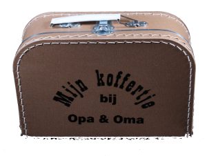 Logeerkoffertje bij Opa & Oma, Mijn koffertje bij Opa en Oma! Het leukste Opa & Oma cadeau, hier worden ze zeker blij van en het is ook handig