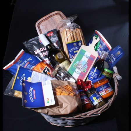 Om even de Italiaanse sfeer te proeven met deze luxe Italiaanse delicatessen cadeaumand met Italiaanse wijn