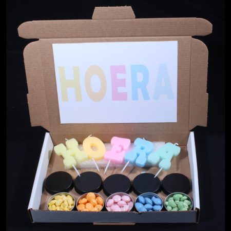 Hoera brievenbuscadeautje - Hoera het is feest. Een doosje met Hoera kaarsjes voor op de taart, doosjes met snoepjes, een super leuk cadeautje