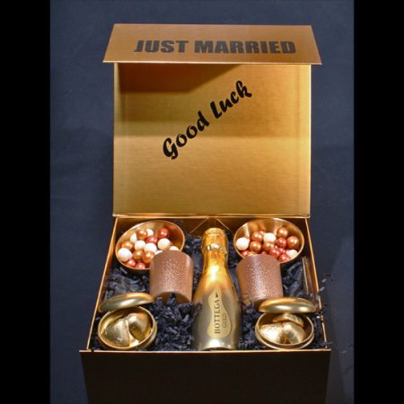 Huwelijks cadeaubox Just Married - Good Luck voor hem en haar. Een leuk huwelijkscadeau om samen met een enveloppe met inhoud te geven