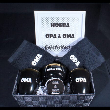 Hoera Opa en Oma gefeliciteerd. Een prachtig liefdevol Opa en Oma cadeau van De Verrassingsmand