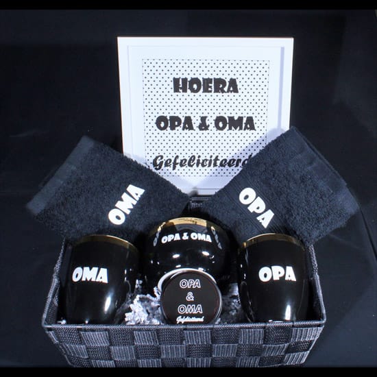 Hoera Opa en Oma gefeliciteerd. Een prachtig liefdevol Opa en Oma cadeau van De Verrassingsmand