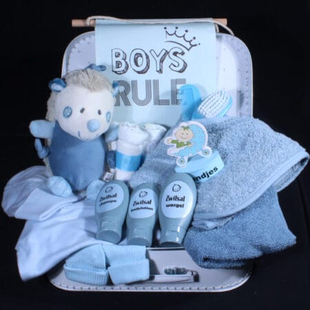 Luxe cadeaukoffertje geboorte jongen - Boys Rule. Het geboortekoffertje blauw is het perfecte geschenk voor Papa’en Mama’s of voor Opa’s en Oma’s.