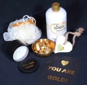 Cadeaupakket Jij bent Goud waard – gouden cadeaubox met showergel, chocolade, kaarsje, badspons en, hartzeepje