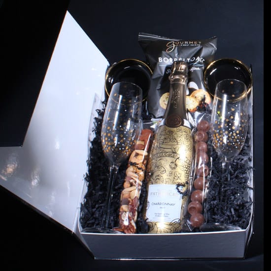Luxe cadeaubox met luxe champagneglazen, Chardonnay Brut en delicatessen