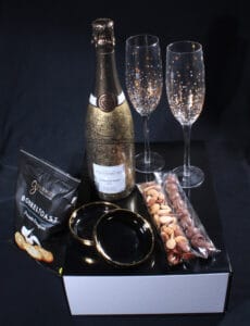 Luxe geschenkbox van De Verrassingsmand met gouden fles Chardonnay en luxe champagneglazen van Riverdal