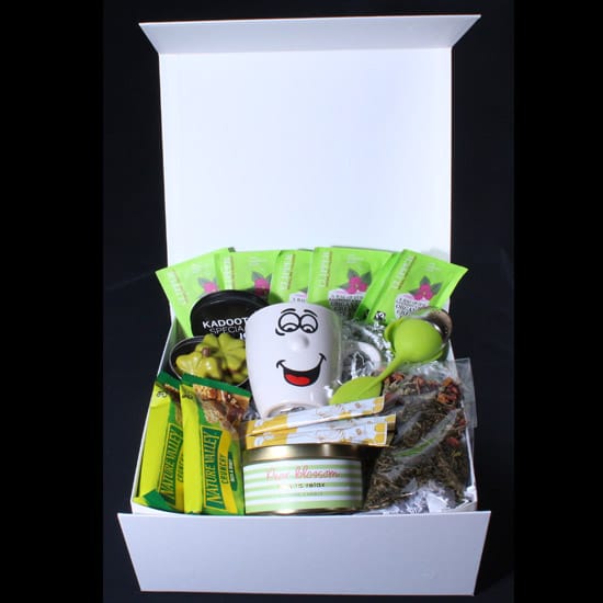 Luxe theepakket cadeau met thee, beker, honing en kaars.