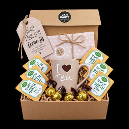 Verjaardags-theecadeau-voor-vrouw-met-theemok-en-chocolade
