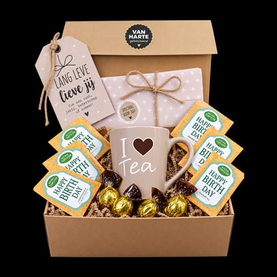 Verjaardags-theecadeau-voor-vrouw-met-theemok-en-chocolade