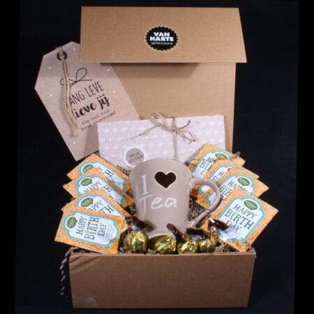 Verjaardags theecadeau voor haar met kraft box, magnetisch deksel, theemok “Tea”, Happy Birthday thee, chocolade tablet, vier luxe bonbons en originele verjaardagskaart