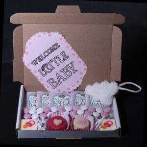 Brievenbuscadeautje Welcome Little Baby met twee kaarsjes, zakjes thee, chocolade dragees, twee petit fours en lief kaartje – perfect kraam- en zwangerschapscadeau