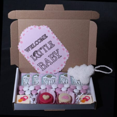 Brievenbuscadeautje Welcome Little Baby met twee kaarsjes, zakjes thee, chocolade dragees, twee petit fours en lief kaartje – perfect kraam- en zwangerschapscadeau