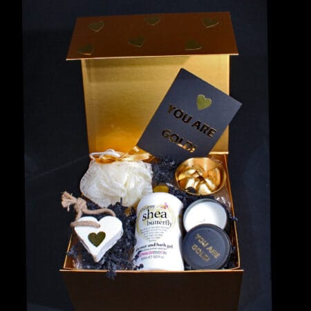 You Are Gold cadeaupakket – luxe geschenk met Treaclemoon showergel, badspons, zeephart, chocoladehartjes, kaars en wenskaart