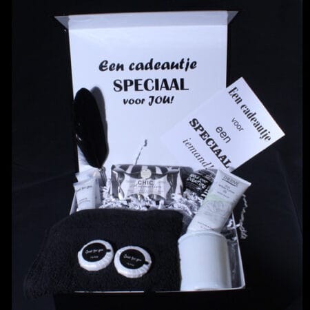Cadeaupakket-speciaal-voor-jou-met-kaarshandcreme-handdoekje-luxe-zeep
