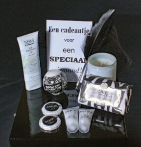 Verwencadeau-voor-een-speciaal-iemand-met-zeep-handcreme-kaars-handdoekje