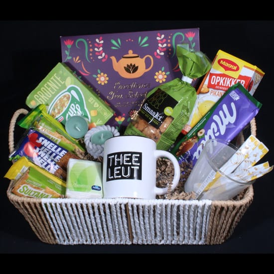 Thee opkikker met lekkernijen - Theeleut. Is hij of zij ziek en wil je een thee verrassing geven met lekkernijen en theeleut beker? Stuur dan dit pakket.