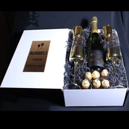 Een luxe doos met Bubbels en glazen voor Opa en Oma