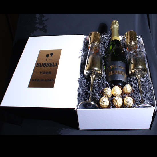 Een luxe doos met Bubbels en glazen voor Opa en Oma