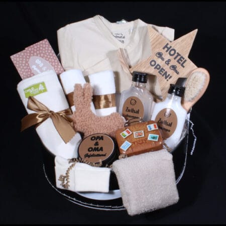 Cadeaukoffertje Opa en Oma - Hotel Opa en Oma. Bij Opa en Oma staat de deur altijd open. Bij Opa en Oma is het net een hotel.