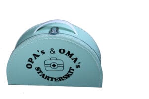 Verras opa en oma met deze Survival Kit voor Grootouders vol handige babyspulletjes. Inclusief wenskaart en feestelijke verpakking.