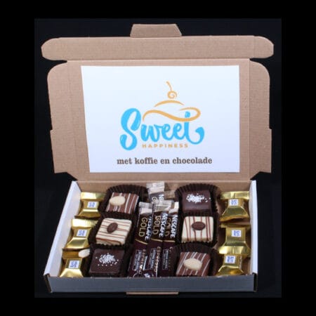 Cadeautje met koffie, chocolade en petit fours , een gezellig momentje met een kopje koffie, chocolaatje en een heerlijk petit fourtje