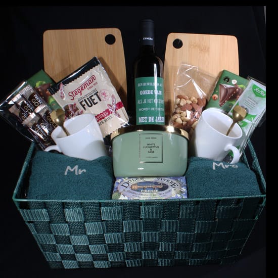 Huwelijkscadeau voor Mr en Mrs. Een gevulde mand voor Mr en Mrs met flesje wijn. Het huwelijk is als goede wijn, als je het koester wordt het beter